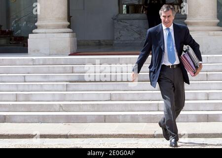 Der französische Haushaltsminister Jerome Cahuzac verlässt nach der wöchentlichen Kabinettssitzung am 06. Juni 2012 in Paris den Präsidentenpalast Elysee. Foto von Stephane Lemouton/ABACAPRESS.COM Stockfoto