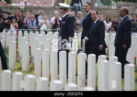 Der französische Präsident Francois Hollande, flankiert von dem britischen Verteidigungsminister Philip Hammond, kommt bei der Zeremonie zum Gedenken an den 68. Jahrestag der D-Day-Invasion in Frankreich, die 1944 auf einem Kriegsfriedhof in Ranville im Nordwesten Frankreichs am 6. Juni 2012 begann. Foto von Ludovic/Pool/ABACAPRESS.COM Stockfoto