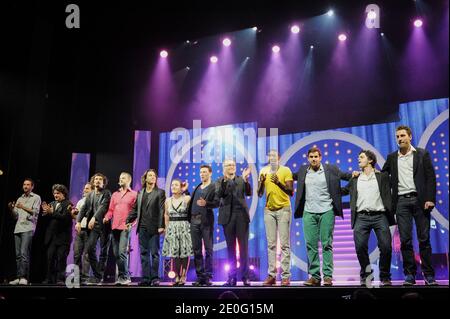 Arnaud Cosson, Babass, Arnaud Tsamere, Les Kicekafessa, Jeremy Ferrari, Lamine Lezghad, Laurent Ruquier, Ahmed Sylla, Artus und Garnier et Santou spielen live während der Show "On N'Djande Qu'a en Rire" im Casino de Paris, Frankreich am 6. Juni 2012. Foto von Nicolas Briquet/ABACAPRESS.COM Stockfoto