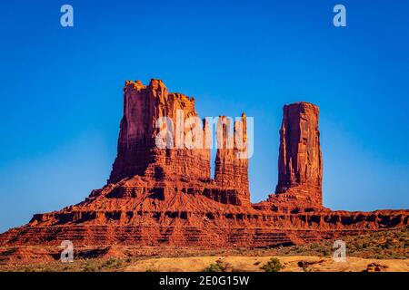 Stagecoach, Bear and Rabbit, Castle Rock, King on His Throne und Saddleback Butte im Monument Valley Navajo Tribal Park, Navajo Nation Stockfoto