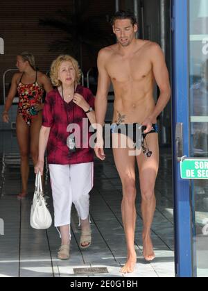 Camille Lacourt mit seiner Mutter während der XXV International Meeting Arena Schwimmen, Tag 1 im Arlette Franco Center in Canet-en-Roussillon bei Perpignan, Frankreich am 6. Juni 2012. Foto von Jeremy Charriau/ABACAPRESS.COM Stockfoto