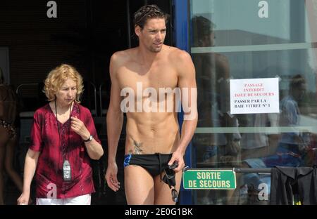 Camille Lacourt mit seiner Mutter während der XXV International Meeting Arena Schwimmen, Tag 1 im Arlette Franco Center in Canet-en-Roussillon bei Perpignan, Frankreich am 6. Juni 2012. Foto von Jeremy Charriau/ABACAPRESS.COM Stockfoto