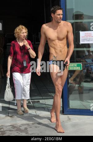 Camille Lacourt mit seiner Mutter während der XXV International Meeting Arena Schwimmen, Tag 1 im Arlette Franco Center in Canet-en-Roussillon bei Perpignan, Frankreich am 6. Juni 2012. Foto von Jeremy Charriau/ABACAPRESS.COM Stockfoto