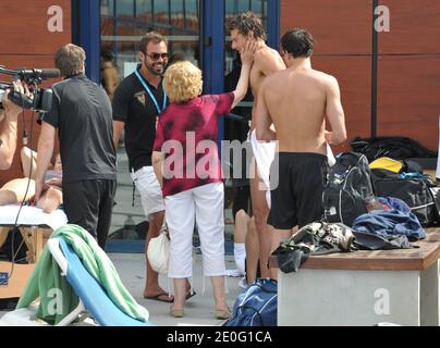 Camille Lacourt mit seiner Mutter während der XXV International Meeting Arena Schwimmen, Tag 1 im Arlette Franco Center in Canet-en-Roussillon bei Perpignan, Frankreich am 6. Juni 2012. Foto von Jeremy Charriau/ABACAPRESS.COM Stockfoto