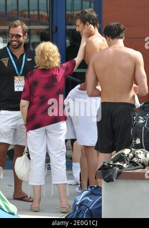 Camille Lacourt mit seiner Mutter während der XXV International Meeting Arena Schwimmen, Tag 1 im Arlette Franco Center in Canet-en-Roussillon bei Perpignan, Frankreich am 6. Juni 2012. Foto von Jeremy Charriau/ABACAPRESS.COM Stockfoto