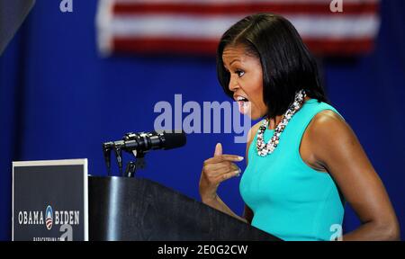 US First Lady Michelle Obama spricht während einer Kundgebung bei der VFW Post 1503 am 7. Juni 2012 in Dale City, Virginia, USA. First Lady Michelle Obama trifft sich mit Wahlkampfunterstützern, während die Demokratische Partei daran arbeitet, weibliche Wähler anzuziehen, die bei den Wahlen im November als ein wichtiger unabhängiger Wahlblock angesehen werden. Foto von Olivier Douliery/ABACAPRESS.COM Stockfoto