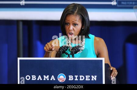 US First Lady Michelle Obama spricht während einer Kundgebung bei der VFW Post 1503 am 7. Juni 2012 in Dale City, Virginia, USA. First Lady Michelle Obama trifft sich mit Wahlkampfunterstützern, während die Demokratische Partei daran arbeitet, weibliche Wähler anzuziehen, die bei den Wahlen im November als ein wichtiger unabhängiger Wahlblock angesehen werden. Foto von Olivier Douliery/ABACAPRESS.COM Stockfoto