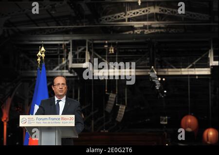 Der französische Präsident Francois Hollande hält am 8. Juni 2012 eine Rede zur Eröffnung des Forums "Club France Rio+20" im Parc de la Villette in Paris, Frankreich. Das Forum "Club France Rio+20" bereitet die Umweltkonferenz der Vereinten Nationen in Rio de Janeiro vom 20. Bis 22. Juni 2012 vor. Foto von Christophe GuibbaudABACAPRESS.COM Stockfoto