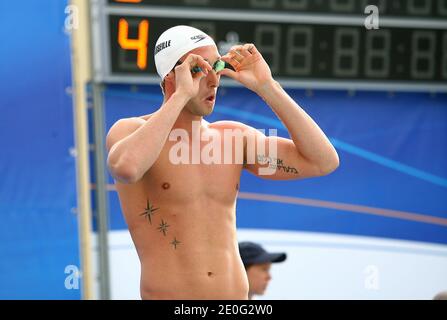 Fabien Gilot zeigte stolz hebräische Tätowierung Sekunden nach dem Gewinn der olympischen Goldmedaille, erklärt sein Vater, es sei Geste zu Großmutters jüdischen Ehemann. Als der französische Schwimmer Fabien Gilot diese Woche bei den Olympischen Spielen 2012 in London ins Schwimmbad ging, war eine Person in Gilots Gedanken, wie das Tattoo auf seinem linken Arm zeigt, das lautete: 'Ich bin nichts ohne sie', auf Hebräisch. Der Mann hinter der Tätowierung ist Gilots Ehemann, Max Goldschmidt, ein Holocaust-Überlebender, der Zeuge der Schrecken von Auschwitz wurde und zu einem der einflussreichsten Menschen im Leben des Olympiasiegers wurde. Stockfoto