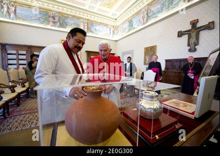 Papst Benedikt XVI. Trifft sich am 8. Juni 2012 mit dem Präsidenten Sri Lankas Mahinda Rajapaksa im Vatikan. Foto von ABACAPRESS.COM Stockfoto