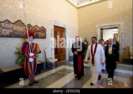 Papst Benedikt XVI. Trifft sich am 8. Juni 2012 mit dem Präsidenten Sri Lankas Mahinda Rajapaksa im Vatikan. Foto von ABACAPRESS.COM Stockfoto