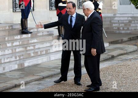 Frankreichs Präsident Francois Hollande schüttelt vor einem Treffen im präsidentiellen Elysee-Palast in Paris, Frankreich, am 8. Juni 2012 die Hände mit dem Präsidenten der Palästinensischen Autonomiebehörde Mahmoud Abbas. Foto von Stephane Lemouton/ABACAPRESS.COM Stockfoto