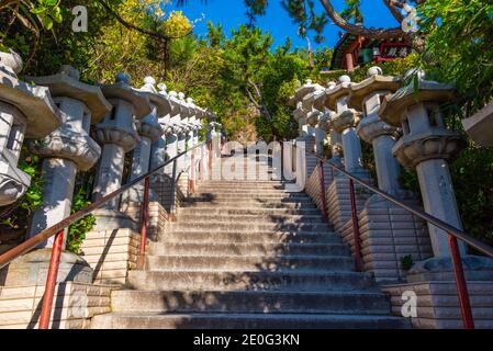 Treppe zum Haedong Yonggungsa Tempel in der republik Korea Stockfoto