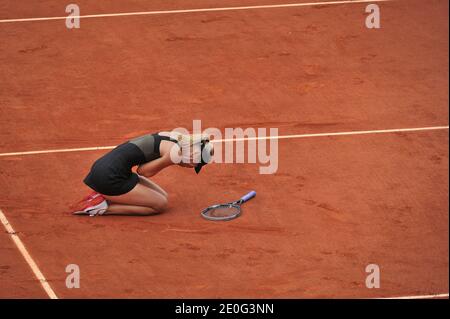 Die Russin Maria Sharapova (C) und die Italienerin Sara Errani (L) halten ihre Trophäen, die von der ehemaligen Tennismeisterin Monica Seles (R) und Jean Gachassin nach dem Finale des französischen Open-Tennisturniers im Stadion Roland Garros am 9. Juni 2012 in Paris gewonnen wurden, auf dem Podium. Sharapova gewann das Finale. Foto von Christophe Guibbaud/ABACAPRESS.COM Stockfoto