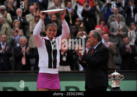 Die Italienerin Sara Errani posiert mit ihrer Trophäe auf dem Podium, nachdem sie gegen die Russin Maria Sharapova am 9. Juni 2012 im Stadion Roland Garros in Paris ihr letztes Tennismatch der Frauen-Singles beim French Open verloren hatte. Foto von Christophe Guibbaud/ABACAPRESS.COM Stockfoto