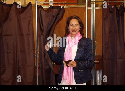 Kandidat der Sozialistischen Partei (PS) im 1. Wahlkreis von Charente Maritime für die französischen Parlamentswahlen Segolene Royal stimmt am 10. Juni 2012 für die erste Runde der französischen Parlamentswahlen in La Rochelle, Westfrankreich, ab. Foto von Patrick Bernard/ABACAPRESS.COM Stockfoto