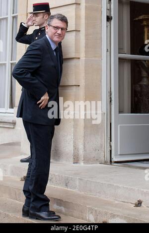 Der französische Bildungsminister Vincent Peillon kommt im Hotel Matignon an, bevor er nach der ersten Runde der französischen Parlamentswahlen am 10. juni 2012 in Paris mit einigen Ministern zusammentreffen wird. Foto von Stephane Lemouton/ABACAPRESS.COM. Stockfoto