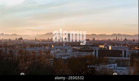 Saubere und komplette Münchner Skyline bei Wintersonnenaufgang - mit Alpen im Hintergrund sichtbar Stockfoto