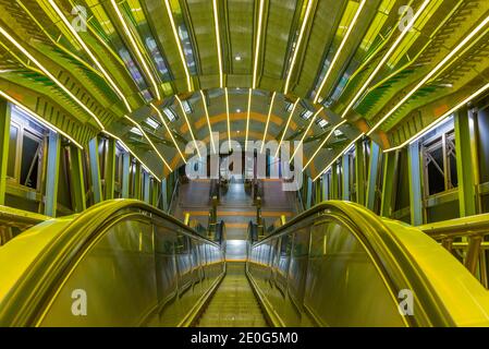 Beleuchtete Rolltreppe im Zentrum von Busan, Republik Korea Stockfoto