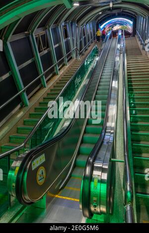 Beleuchtete Rolltreppe im Zentrum von Busan, Republik Korea Stockfoto