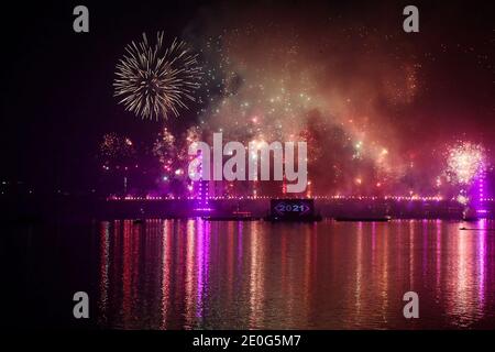 Kairo, Ägypten. Dezember 2020. Feuerwerk erleuchtet den Himmel über der Rod El-Farag Achse - Tahya Masr Brücke während der Silvesterfeier. Kredit: Fadel Dawood/dpa/Alamy Live Nachrichten Stockfoto