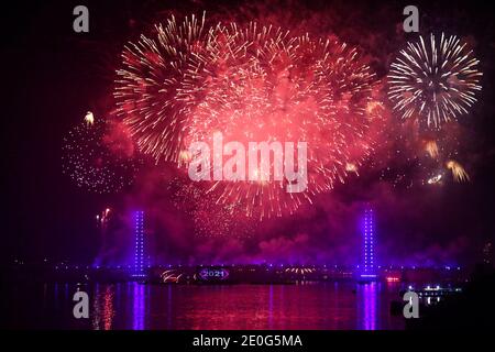 Kairo, Ägypten. Dezember 2020. Feuerwerk erleuchtet den Himmel über der Rod El-Farag Achse - Tahya Masr Brücke während der Silvesterfeier. Kredit: Fadel Dawood/dpa/Alamy Live Nachrichten Stockfoto