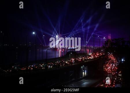 Kairo, Ägypten. Dezember 2020. Ein allgemeiner Blick auf eine Lichtshow während der Silvesterfeiern auf der Rod El-Farag Achse - Tahya Masr Brücke. Kredit: Fadel Dawood/dpa/Alamy Live Nachrichten Stockfoto