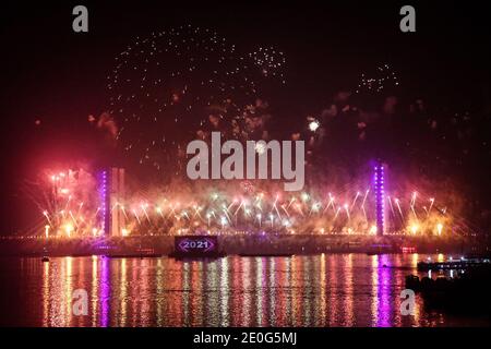 Kairo, Ägypten. Dezember 2020. Feuerwerk erleuchtet den Himmel über der Rod El-Farag Achse - Tahya Masr Brücke während der Silvesterfeier. Kredit: Fadel Dawood/dpa/Alamy Live Nachrichten Stockfoto