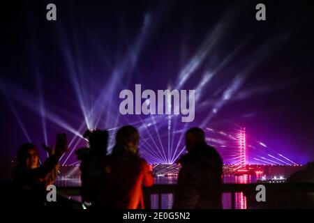 Kairo, Ägypten. Dezember 2020. Die Menschen beobachten eine Lichtshow während der Silvesterfeier auf der Rod El-Farag Achse - Tahya Masr Brücke. Kredit: Fadel Dawood/dpa/Alamy Live Nachrichten Stockfoto