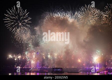 Kairo, Ägypten. Dezember 2020. Feuerwerk erleuchtet den Himmel über der Rod El-Farag Achse - Tahya Masr Brücke während der Silvesterfeier. Kredit: Fadel Dawood/dpa/Alamy Live Nachrichten Stockfoto