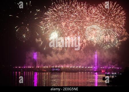 Kairo, Ägypten. Dezember 2020. Feuerwerk erleuchtet den Himmel über der Rod El-Farag Achse - Tahya Masr Brücke während der Silvesterfeier. Kredit: Fadel Dawood/dpa/Alamy Live Nachrichten Stockfoto