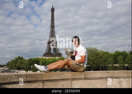 Rafael Nadal posiert auf der Bir Hakeim Brücke in Paris, Frankreich am 11. Juni 2012, nach seinem 7. Sieg bei den French Tennis Open. Foto von Giancarlo Gorassini/ABACAPRESS.COM Stockfoto