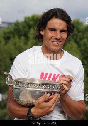 Rafael Nadal posiert auf der Bir Hakeim Brücke in Paris, Frankreich am 11. Juni 2012, nach seinem 7. Sieg bei den French Tennis Open. Foto von Giancarlo Gorassini/ABACAPRESS.COM Stockfoto