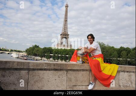 Rafael Nadal posiert auf der Bir Hakeim Brücke in Paris, Frankreich am 11. Juni 2012, nach seinem 7. Sieg bei den French Tennis Open. Foto von Giancarlo Gorassini/ABACAPRESS.COM Stockfoto