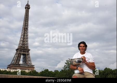 Rafael Nadal posiert auf der Bir Hakeim Brücke in Paris, Frankreich am 11. Juni 2012, nach seinem 7. Sieg bei den French Tennis Open. Foto von Giancarlo Gorassini/ABACAPRESS.COM Stockfoto