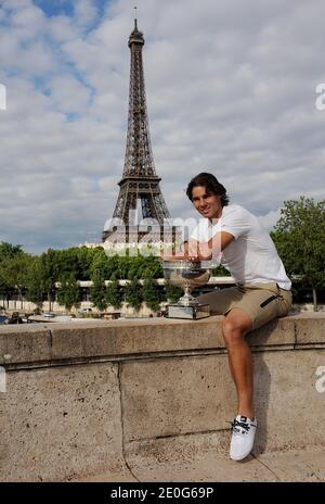 Rafael Nadal posiert auf der Bir Hakeim Brücke in Paris, Frankreich am 11. Juni 2012, nach seinem 7. Sieg bei den French Tennis Open. Foto von Giancarlo Gorassini/ABACAPRESS.COM Stockfoto
