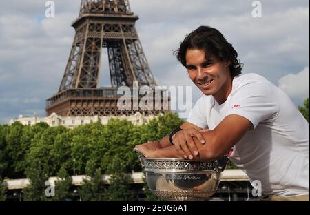 Rafael Nadal posiert auf der Bir Hakeim Brücke in Paris, Frankreich am 11. Juni 2012, nach seinem 7. Sieg bei den French Tennis Open. Foto von Giancarlo Gorassini/ABACAPRESS.COM Stockfoto