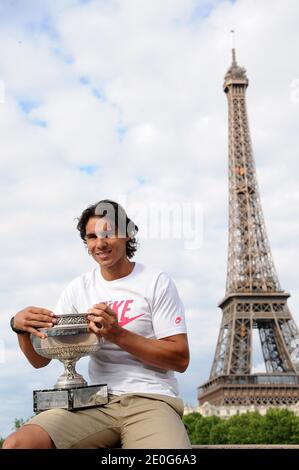 Rafael Nadal posiert auf der Bir Hakeim Brücke in Paris, Frankreich am 11. Juni 2012, nach seinem 7. Sieg bei den French Tennis Open. Foto von Giancarlo Gorassini/ABACAPRESS.COM Stockfoto