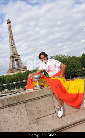 Rafael Nadal posiert auf der Bir Hakeim Brücke in Paris, Frankreich am 11. Juni 2012, nach seinem 7. Sieg bei den French Tennis Open. Foto von Giancarlo Gorassini/ABACAPRESS.COM Stockfoto