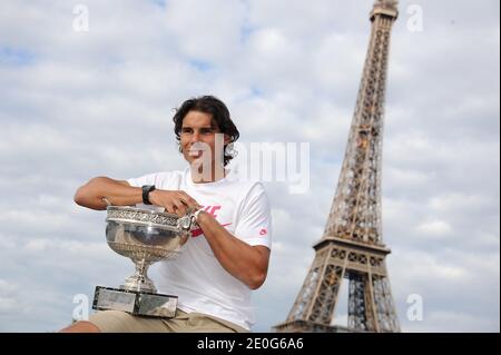 Rafael Nadal posiert auf der Bir Hakeim Brücke in Paris, Frankreich am 11. Juni 2012, nach seinem 7. Sieg bei den French Tennis Open. Foto von Giancarlo Gorassini/ABACAPRESS.COM Stockfoto