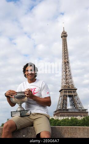 Rafael Nadal posiert auf der Bir Hakeim Brücke in Paris, Frankreich am 11. Juni 2012, nach seinem 7. Sieg bei den French Tennis Open. Foto von Giancarlo Gorassini/ABACAPRESS.COM Stockfoto