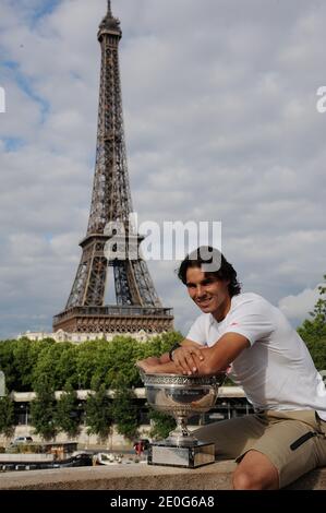 Rafael Nadal posiert auf der Bir Hakeim Brücke in Paris, Frankreich am 11. Juni 2012, nach seinem 7. Sieg bei den French Tennis Open. Foto von Giancarlo Gorassini/ABACAPRESS.COM Stockfoto