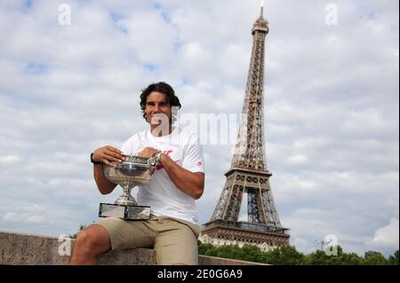 Rafael Nadal posiert auf der Bir Hakeim Brücke in Paris, Frankreich am 11. Juni 2012, nach seinem 7. Sieg bei den French Tennis Open. Foto von Giancarlo Gorassini/ABACAPRESS.COM Stockfoto