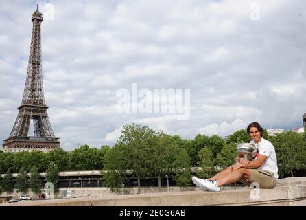 Rafael Nadal posiert auf der Bir Hakeim Brücke in Paris, Frankreich am 11. Juni 2012, nach seinem 7. Sieg bei den French Tennis Open. Foto von Giancarlo Gorassini/ABACAPRESS.COM Stockfoto