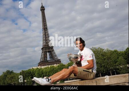 Rafael Nadal posiert auf der Bir Hakeim Brücke in Paris, Frankreich am 11. Juni 2012, nach seinem 7. Sieg bei den French Tennis Open. Foto von Giancarlo Gorassini/ABACAPRESS.COM Stockfoto
