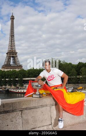 Rafael Nadal posiert auf der Bir Hakeim Brücke in Paris, Frankreich am 11. Juni 2012, nach seinem 7. Sieg bei den French Tennis Open. Foto von Giancarlo Gorassini/ABACAPRESS.COM Stockfoto