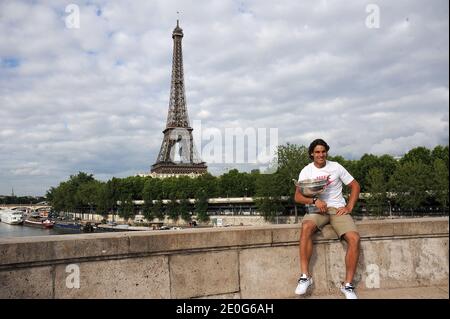 Rafael Nadal posiert auf der Bir Hakeim Brücke in Paris, Frankreich am 11. Juni 2012, nach seinem 7. Sieg bei den French Tennis Open. Foto von Giancarlo Gorassini/ABACAPRESS.COM Stockfoto