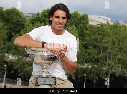 Rafael Nadal posiert auf der Bir Hakeim Brücke in Paris, Frankreich am 11. Juni 2012, nach seinem 7. Sieg bei den French Tennis Open. Foto von Giancarlo Gorassini/ABACAPRESS.COM Stockfoto