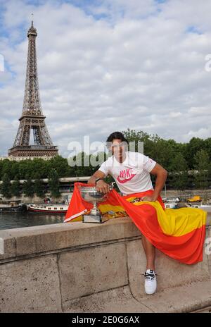 Rafael Nadal posiert auf der Bir Hakeim Brücke in Paris, Frankreich am 11. Juni 2012, nach seinem 7. Sieg bei den French Tennis Open. Foto von Giancarlo Gorassini/ABACAPRESS.COM Stockfoto