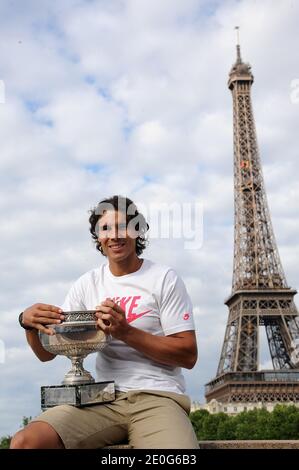 Rafael Nadal posiert auf der Bir Hakeim Brücke in Paris, Frankreich am 11. Juni 2012, nach seinem 7. Sieg bei den French Tennis Open. Foto von Giancarlo Gorassini/ABACAPRESS.COM Stockfoto